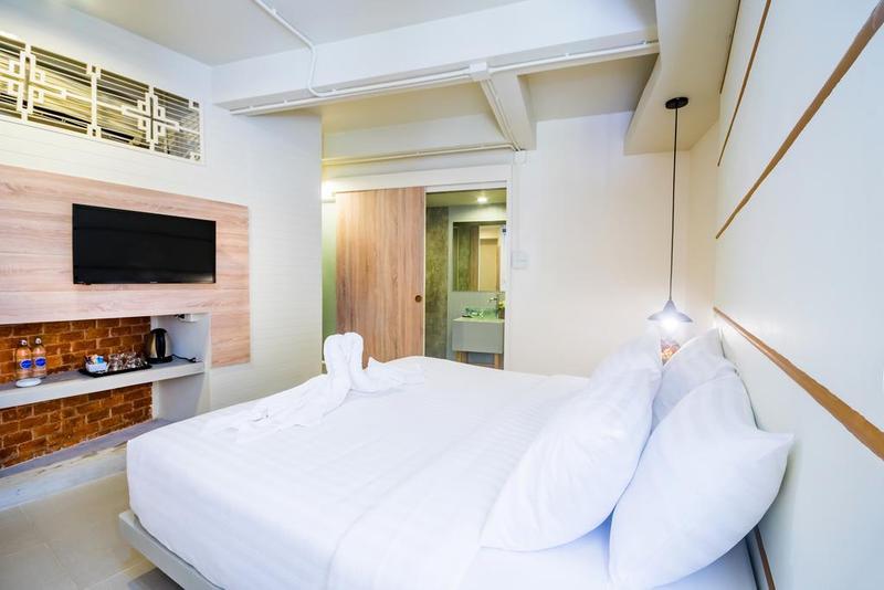 Hotel October Phuket Exterior foto